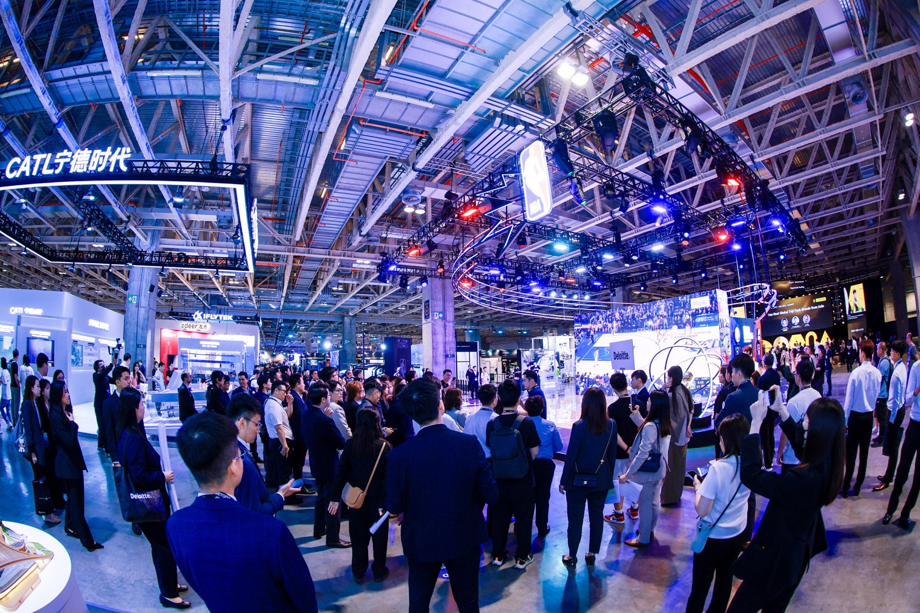 參會者探索 BEYOND Expo 前沿科技展示